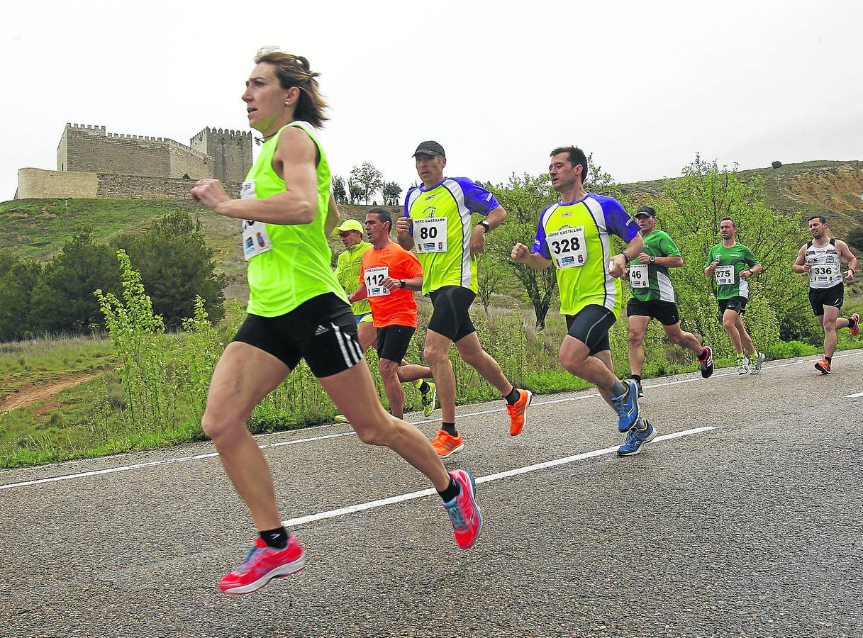 La ganadora, Lucía Santos, compite en solitario con el Castillo de Monzón de fondo.