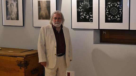 Raafel Pablos, junto a alguna de las obras expuestas. 