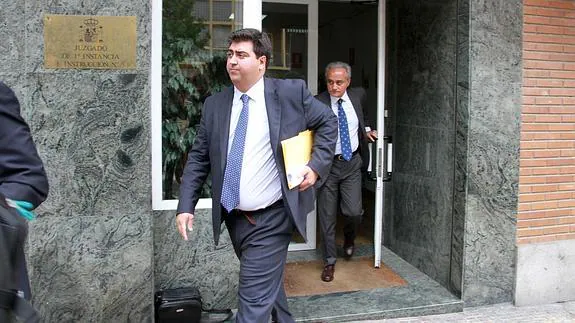 El representante legal de Bankia, David Lara, sale del juzgado tras declarar. 
