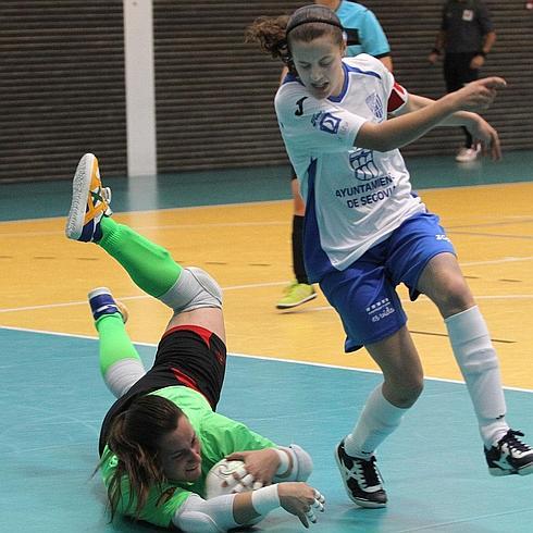 La portera del Soto del Real arrebata el balón a Patri durante el partido. 