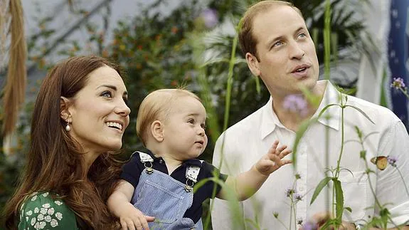 Kate Middleton y el príncipe Guillermo con su hijo George.