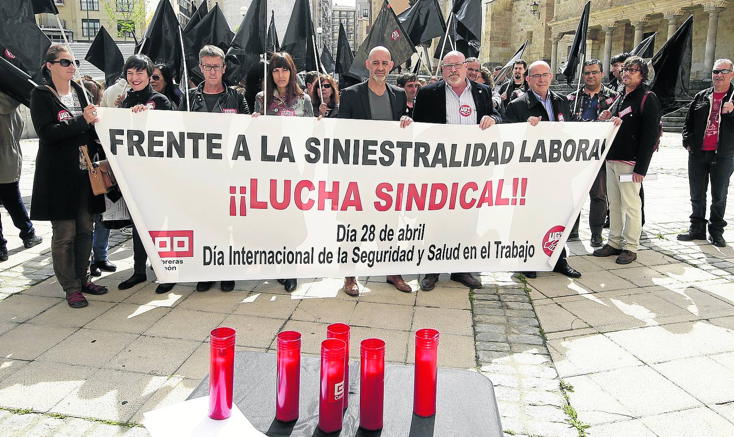 Representantes sindicales concentrados frente a la sede de Confaes. 