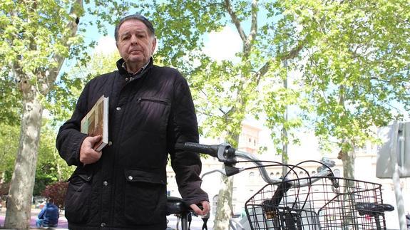 Ángel María de Pablos con su libro y la Academia de Caballería de fondo. 