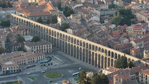 Panorámica aérea del Acueducto de Segovia, con la plaza Oriental en primer término.
