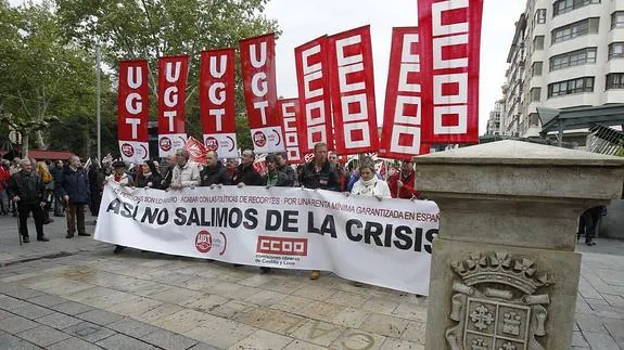 Salida de la manifestación del parque del Salón, encabezada por la pancarta con el lema de la jornada. 