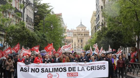 Cabecera de la manifestación del Primero de Mayo en Valladolid. En el centro, los dos secretarios generales de los dos sindicatos convocantes, Agustín Prieto (UGT) y Ángel Hernández (CC OO). 