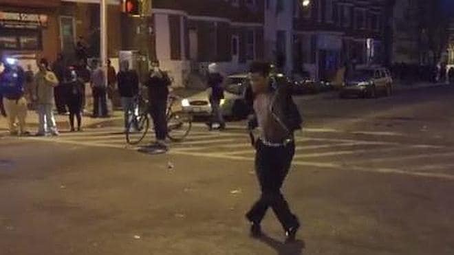 Un baile de Michael Jackson en medio de la manifestación de Baltimore