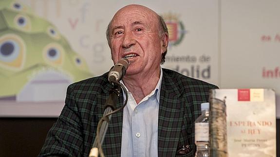 'Peridis' reconoce la dificultad para «coser» los personajes, los espacios y la trama de su novela histórica 'Esperando al rey'