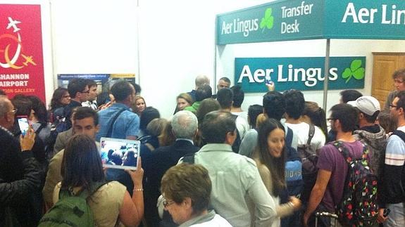 Los pasajeros escuchan las explicaciones en el aeropuerto de Shannon.