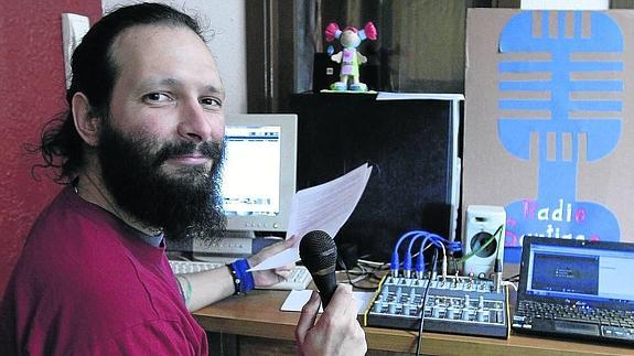 El profesor Jorge García junto a los controles del sonido de la emisora que el mismo ha preparado.