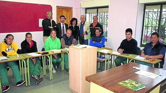 El delegado de la Junta, el gerente de Ecyl, y el alcalde de Guardo, con los alumnos del programa.