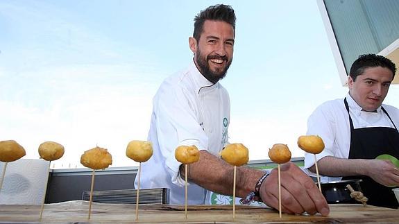 El chef presenta sus tacos de aloe vera en almíbar.