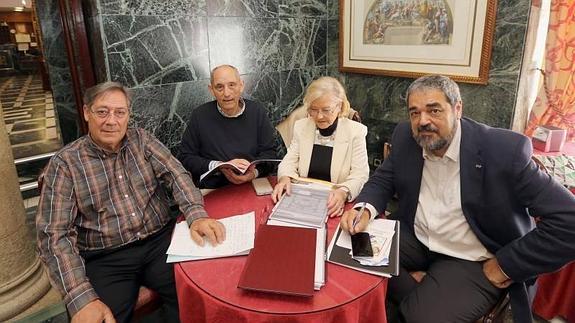 Desde la izquierda, los miembros del jurado José Antonio Valles, Antonio Piedra, Araceli Sagüillo y Carlos Aganzo. 