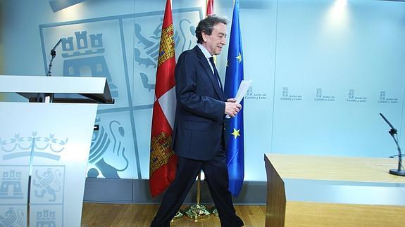 El consejero de la Presidencia y portavoz, José Antonio de Santiago-Juárez, comparece en rueda de prensa posterior al Consejo de Gobierno. 