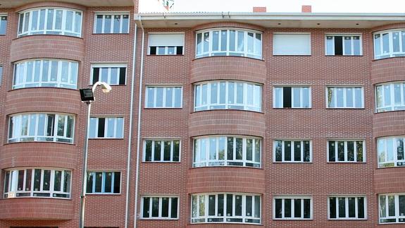 Fachada de las viviendas de Evisego en la calle Bomberos. 