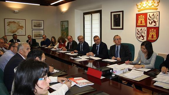 El delegado territorial, Javier López-Escobar, preside la reunión.El Norte