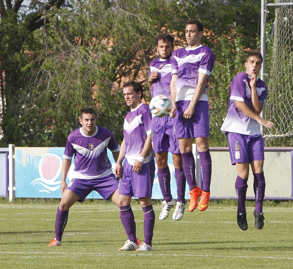 La barrera del Becerril se dispone a parar el balón.