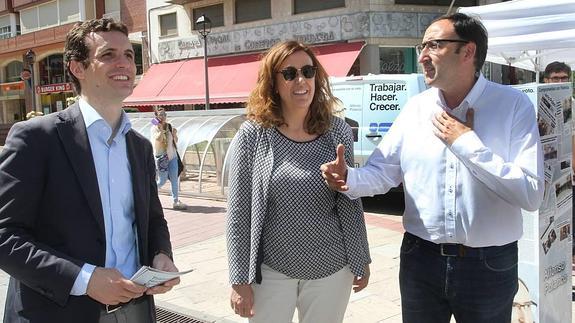 Pablo Casado, Ángeles Armisén y Alfonso Polanco reparten publicidad en Palencia.