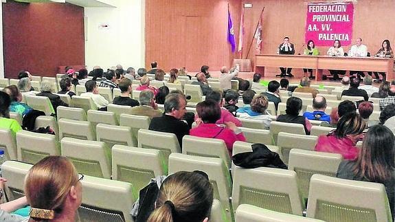 Mesa redonda sobre programas organizada por los vecinos. 