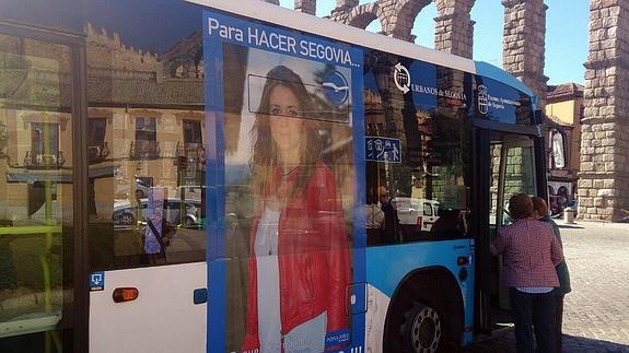 Un anuncio de la candidata popular hace unas semanas en un autobús urbano de Segovia.