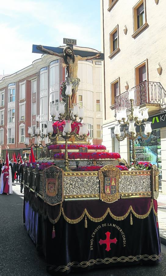 Paso del Cristo de la Misericordia, con los símbolos franquistas en sus laterales.