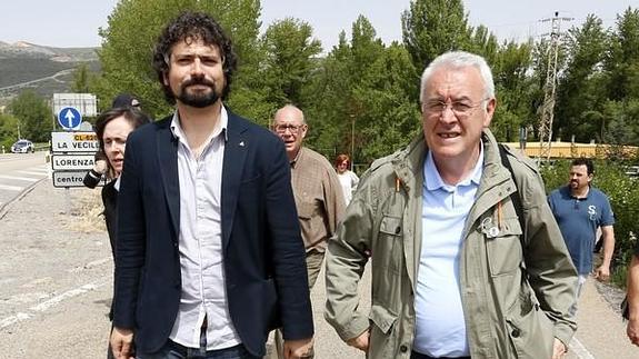 El coordinador general de IU, Cayo Lara y el candidato a la Presidencia de la Junta, José Sarrión, asisten a la manifestación de los mineros frente a la Central Térmica de La Robla (León). 