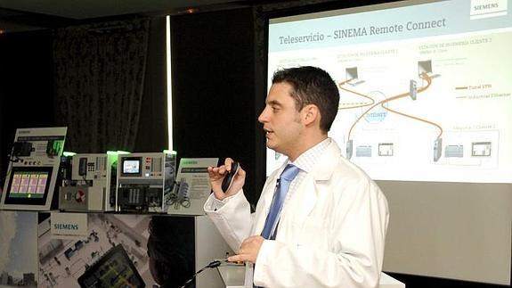 César Fernández, portavoz de Siemens, explica a los asistentes el uso de algunos de los sitemas de control remoto de instalaciones industriales. 