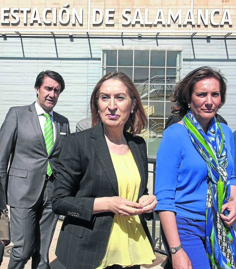 Ana Pastor recorrió la estación de tren acompañada por Josefa GarcíaCirac. 