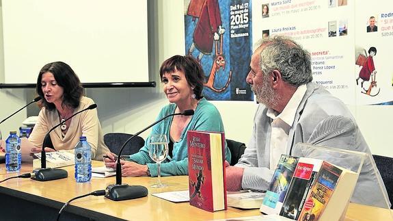 Rosa Montero, durante la presentación de su libro, ayer, en la caseta central de la Feria del Libro. 