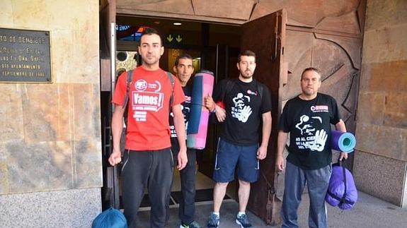 Los cuatros mineros encerrados en Bembibre abandonan el Ayuntamiento entre aplausos. 