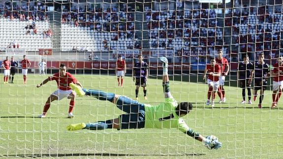 Julio detiene un penalti a Carlos Álvarez cuando el Valladolid iba por delante 