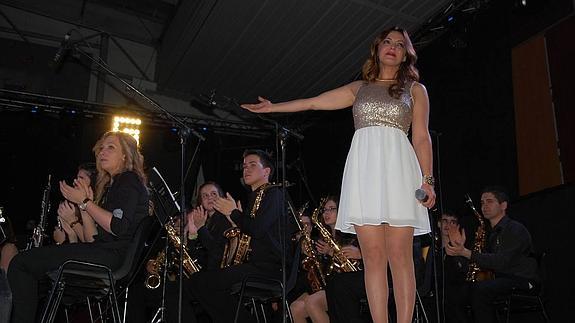 La cantante ensalza a la Banda de Música durante el concierto. J. C. DIEZ