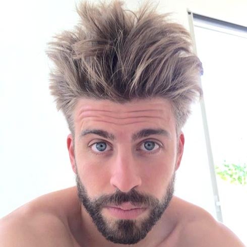 Piqué piropeado en Instagram por su 'pelo loco'