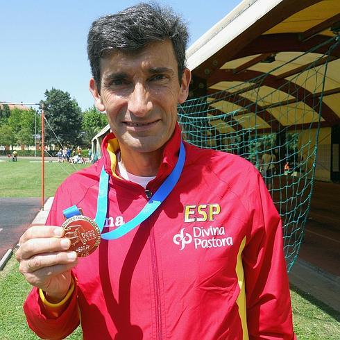 Jesús Manzanares posa con su medalla. 