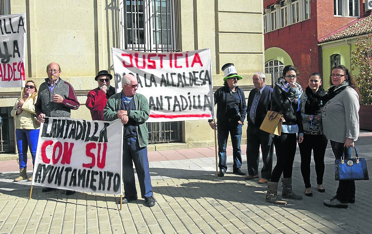 La alcaldesa de Lantadilla, Ana Escudero (derecha), ayer con los vecinos antes del juicio.MERCHE DE LA FUENTE