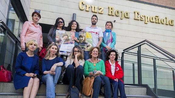 Parte del equipo de Cru Roja, junto con algunas de las madres de acogida. 