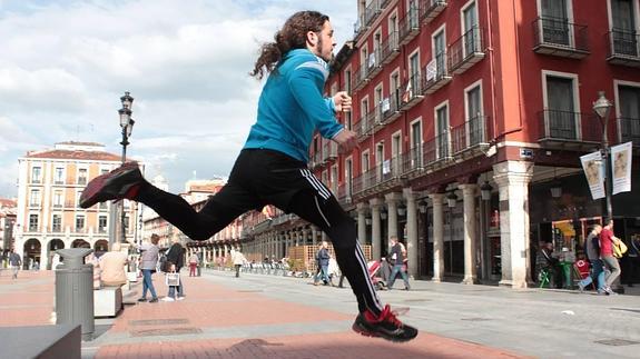 Chemi entrena en la Plaza Mayor de Valladolid.