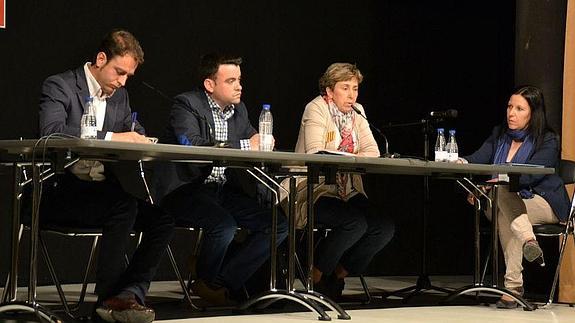 Luis Alberto Quevedo (izquierda), Carlos Fraile y Montserrat Sanz, durante el debate que moderó la periodista Mónica Rico, corresponsal de El Norte en Cuéllar.