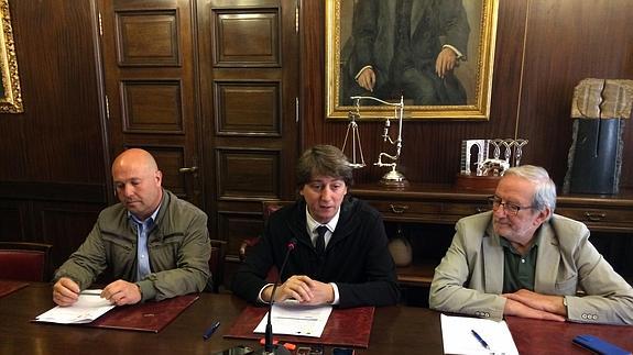 El alcalde de la capital, Carlos Martínez, presenta una nueva edición del Otoño Musical acompañado por el director del Festival, José Manuel Aceña, y por el concejal de Cultura, Jesús Bárez.