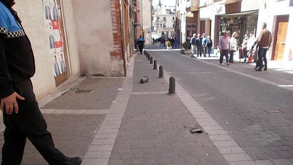 Bolardos en la calle Las Parras, donde ocurrió el accidente. Foto cedida por la Policía local