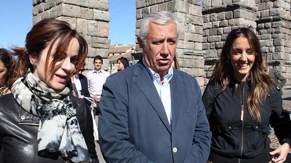 Silvia Clemente, Javier Arenas y Raquel Fernández, este jueves en el Azoguejo. 
