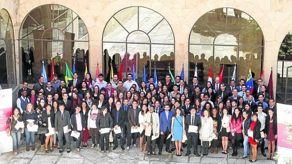 Foto de familia de las autoridades y los becados en el patio central de la Universidad. 