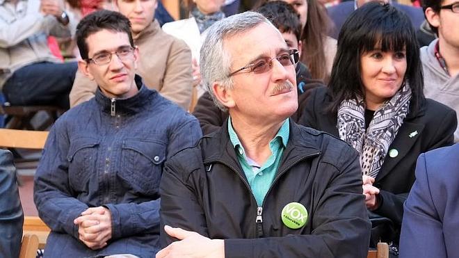 Ortega Lara atiende a las intervenciones de los candidatos.