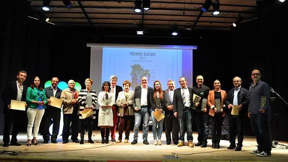 Foto de familia de los galardonados con los premios Racimo 2015.  F. Jiménez