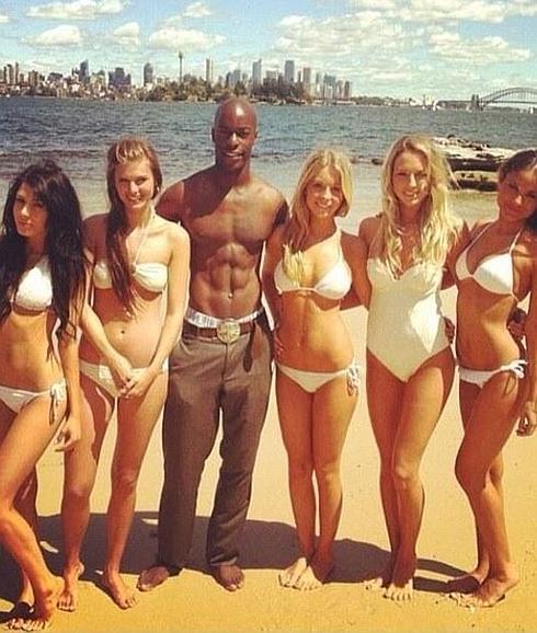 Ben Fiberesima con un grupo de modelos.