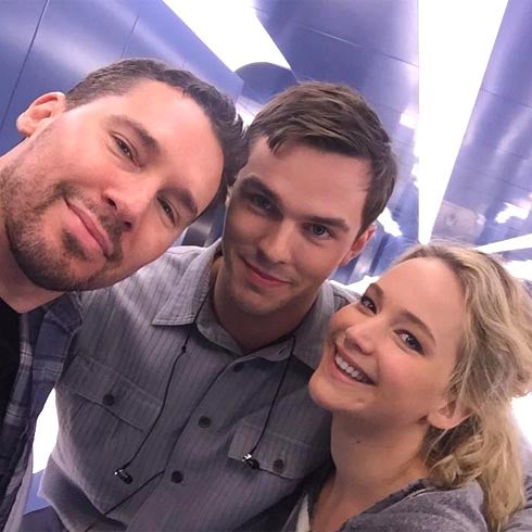 El director Bryan Singer con Nicholas Hoult y Jennifer Lawrence