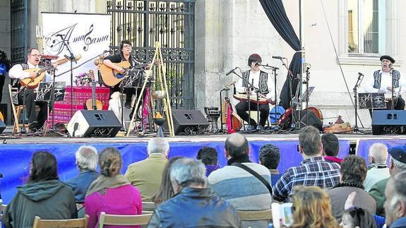 Los integrantes del grupo Amalgama, en su actuación en la Plaza Mayor.