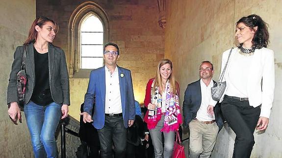 Juan Carrión sube las escaleras del Edificio Histórico para visitar la Biblioteca Antigua de la Usal. 