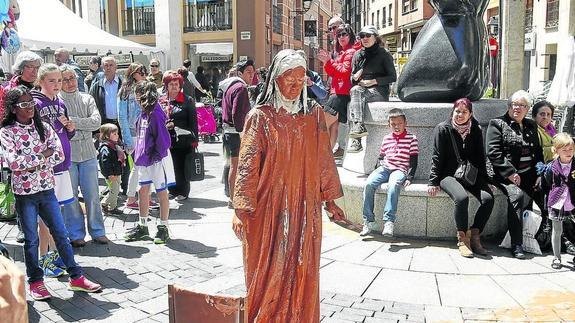 Numeroso público presencia la representación en la Calle Mayor.