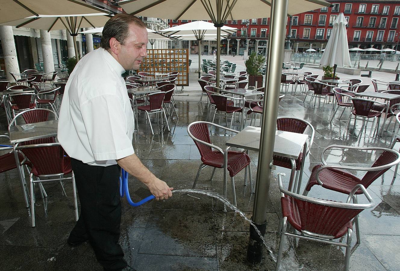 Un camarero refresca la zona de la terraza  en un bar de la Plaza Mayor en la ola de calor de 2003